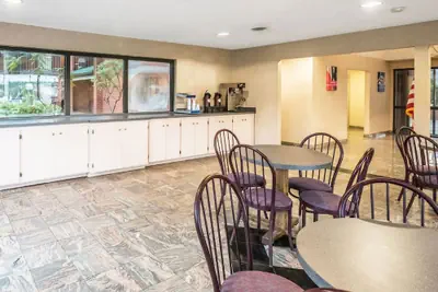 Photo 3 - Studios and Suites 4 Less Emporia