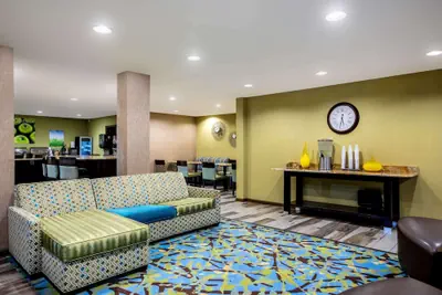 Photo 3 - La Quinta Inn & Suites by Wyndham Emporia