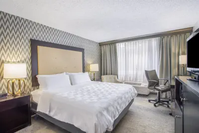 Photo 5 - Holiday Inn & Suites Parsippany Fairfield by IHG