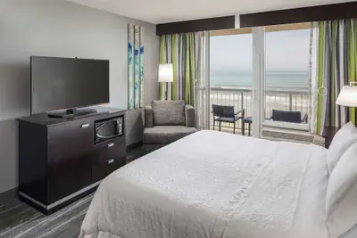 Photo 2 - Hampton Inn Daytona Beach/Beachfront