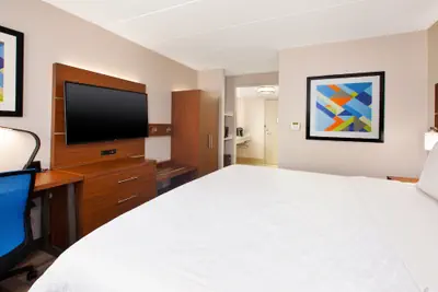 Photo 5 - Holiday Inn Express Fairfax - Arlington Boulevard by IHG