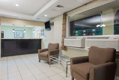 Photo 3 - Super 8 by Wyndham Augusta