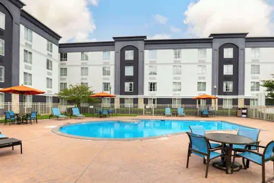 Photo 2 - Best Western Premier Richmond City Gateway