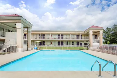 Photo 2 - Days Inn by Wyndham Greensboro Airport