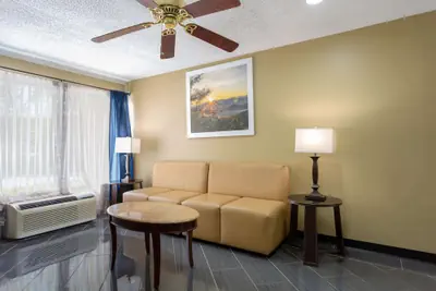 Photo 4 - Days Inn by Wyndham Greensboro Airport