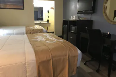 Photo 5 - Days Inn by Wyndham Greensboro Airport