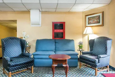 Photo 3 - Econo Lodge Manchester