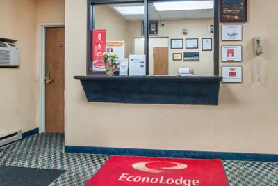 Photo 5 - Econo Lodge Manchester