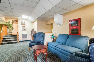 Photo 4 - Econo Lodge Manchester