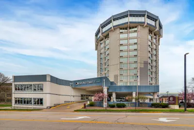 Photo 2 - DoubleTree by Hilton Hotel Jefferson City