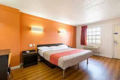 Photo 5 - Motel 6 Dallas, TX - Market Center