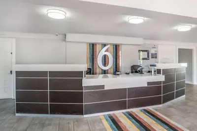 Photo 3 - Motel 6 Dallas, TX - Market Center