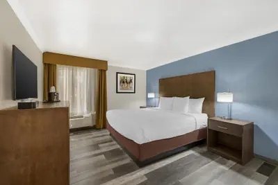Photo 2 - Best Western Airport Albuquerque InnSuites Hotel & Suites