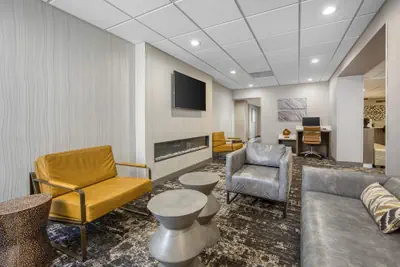 Photo 5 - SureStay Plus Hotel by Best Western Chicago Lombard