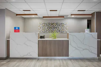 Photo 3 - SureStay Plus Hotel by Best Western Chicago Lombard