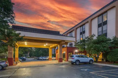 Photo 2 - SureStay Plus Hotel by Best Western Chicago Lombard
