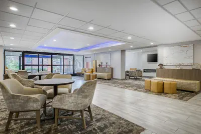 Photo 4 - SureStay Plus Hotel by Best Western Chicago Lombard