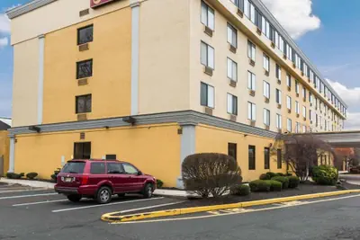Photo 2 - Clarion Hotel Somerset - New Brunswick