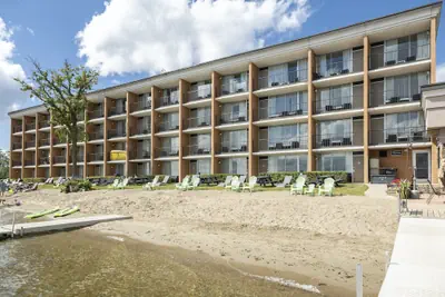 Photo 2 - Holiday Inn Detroit Lakes - Lakefront by IHG