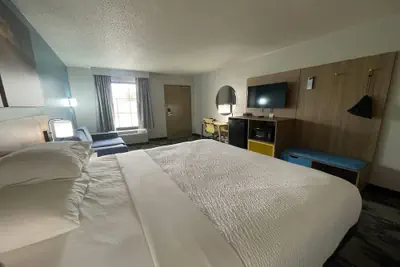 Photo 4 - Days Inn & Suites by Wyndham York