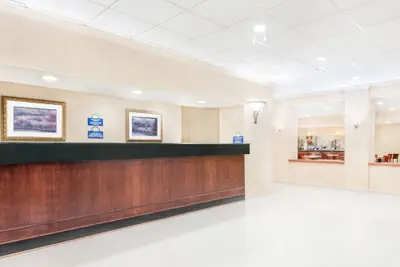 Photo 2 - Days Inn & Suites by Wyndham York