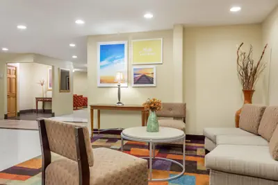 Photo 3 - Days Inn & Suites by Wyndham Bloomington/Normal IL