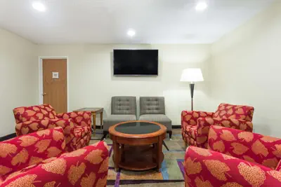 Photo 5 - Days Inn & Suites by Wyndham Bloomington/Normal IL