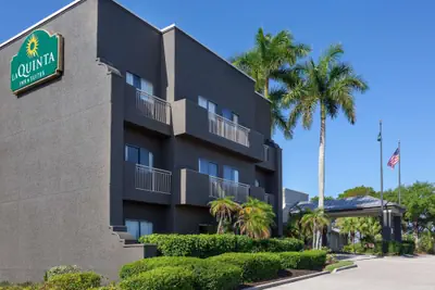 Photo 2 - La Quinta Inn & Suites by Wyndham Ft. Myers-Sanibel Gateway