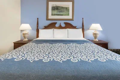 Photo 5 - Days Inn by Wyndham Plymouth