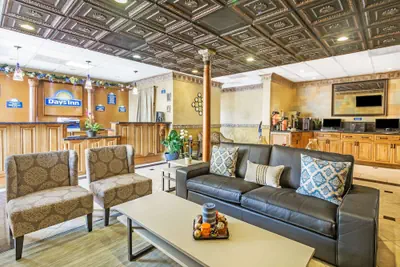 Photo 3 - Days Inn by Wyndham Fort Lauderdale-Oakland Park Airport N