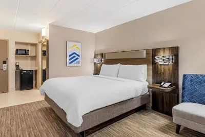 Photo 5 - Holiday Inn Express Chicago-Downers Grove by IHG