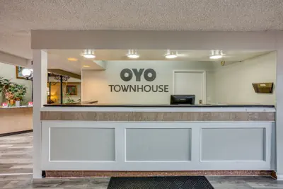 Photo 3 - OYO Townhouse Tulsa Woodland Hills