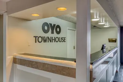 Photo 4 - OYO Townhouse Tulsa Woodland Hills