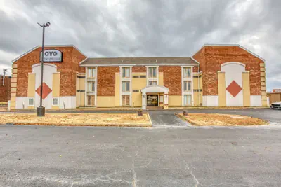 Photo 2 - OYO Townhouse Tulsa Woodland Hills