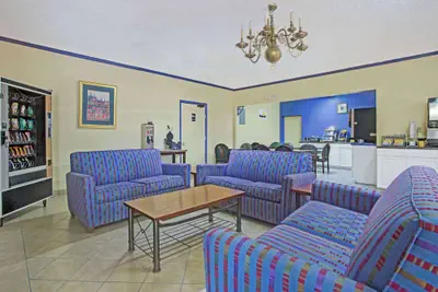 Photo 3 - Days Inn by Wyndham Benson