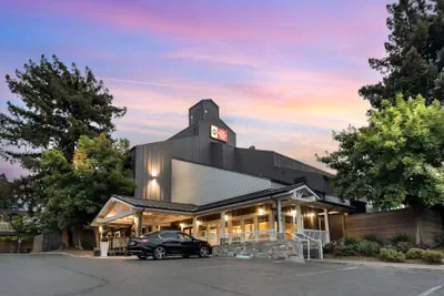 Photo 2 - Best Western Plus Inn At The Vines