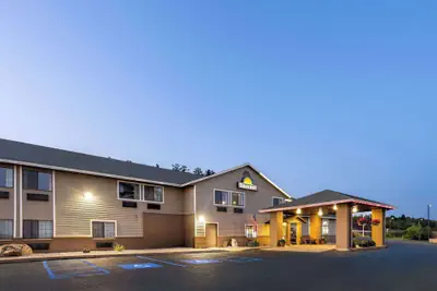 Photo 2 - Days Inn by Wyndham Iron Mountain