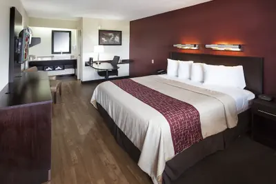 Photo 4 - Red Roof Inn PLUS+ Philadelphia Airport