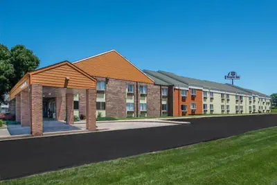 Photo 2 - Sunset Inn & Suites - Lincoln Airport