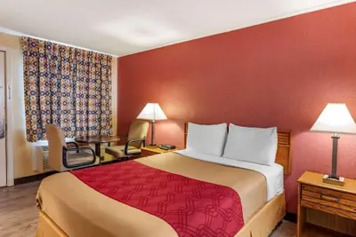 Photo 3 - Economy Inn