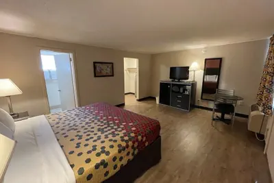 Photo 4 - Economy Inn