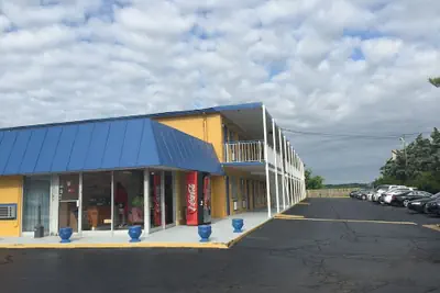 Photo 2 - Belmont Inn & Suites