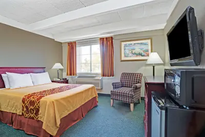 Photo 4 - Travelodge by Wyndham Iowa City