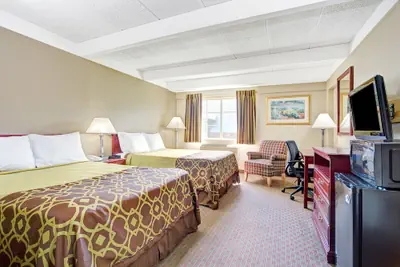 Photo 3 - Travelodge by Wyndham Iowa City