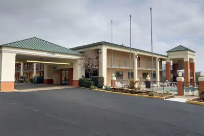 Photo 2 - Quality Inn & Suites Clarksville