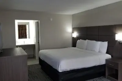 Photo 5 - Days Inn & Suites by Wyndham Charleston Airport West