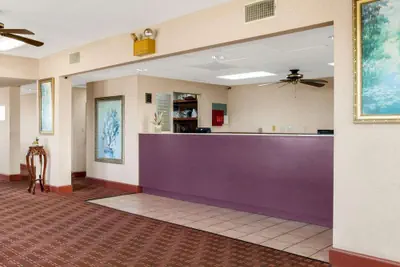 Photo 4 - Econo Lodge Greenville