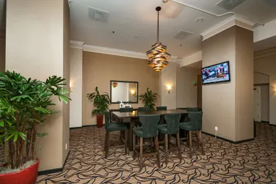 Photo 4 - The Pickwick Hotel