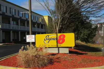 Photo 2 - Super 8 by Wyndham New Cumberland