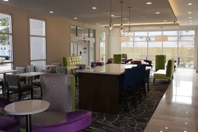 Photo 4 - La Quinta Inn & Suites by Wyndham Mobile